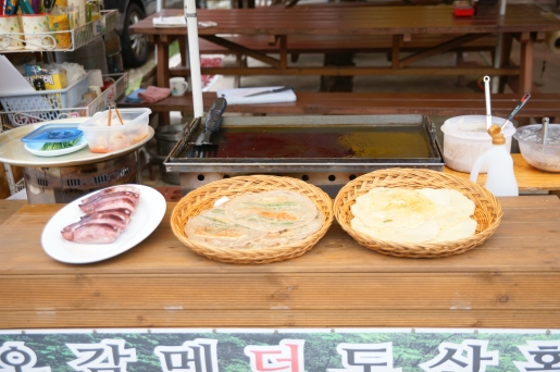 감자전과 오징어순대도 이곳에서 맛볼 수 있는 별미이다.