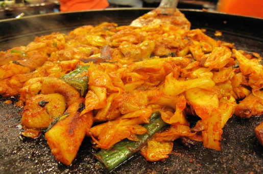 춘천 닭갈비는 매콤한 양념과 떡, 야채, 사리 등이 잘 어우러져 맛이 아주 좋다.  