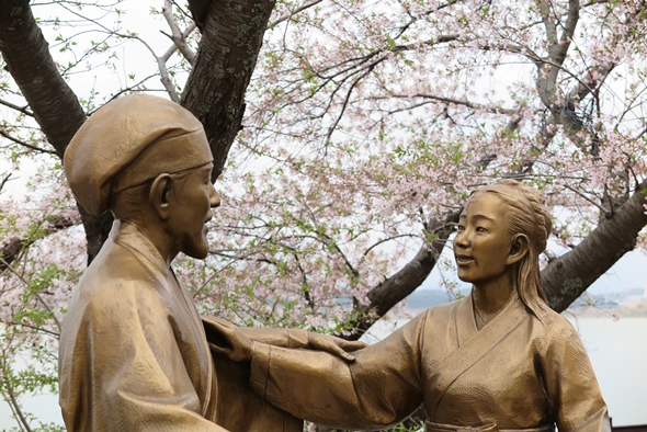 경포호 홍장암에 얽힌 박신과 홍장의 사랑이야기를 형상화한 동상.