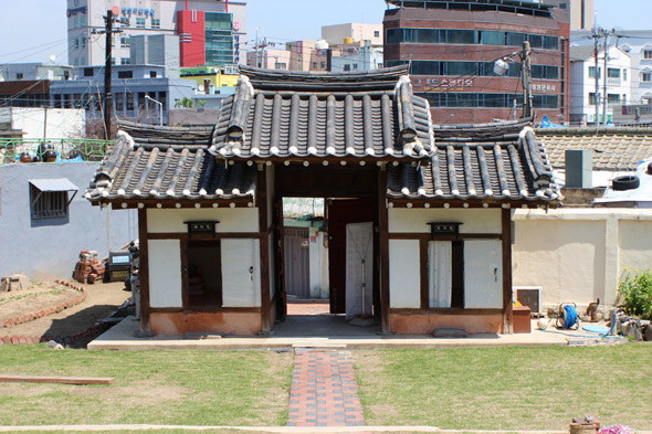 대청마루에서 바라본 솟을대문. 솟을대문 양 옆의 방들도 묵을 수 있다.