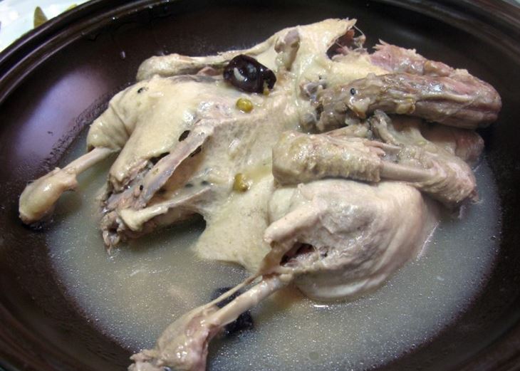 계룡시에서 맛볼 수 있는 한방 백숙은 보약이라고 불린다.