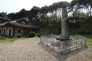 광덕사의 명물 석불입상의 모습이다.