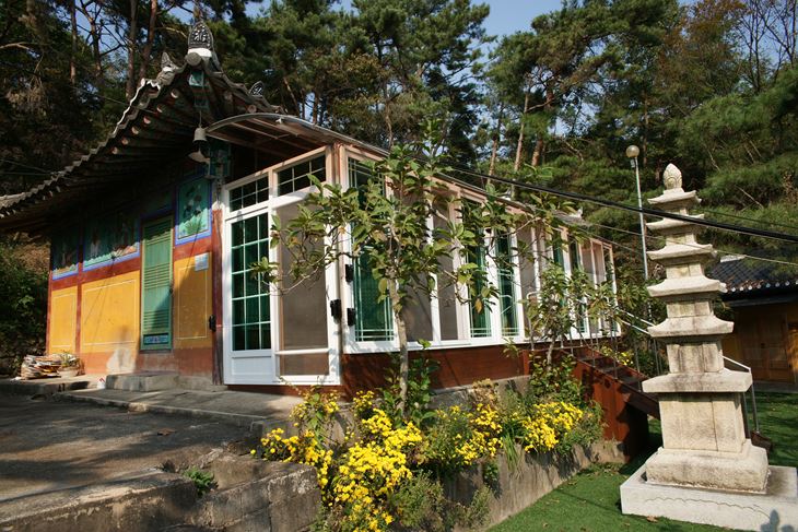 영천사는 봉황산 남족 기슭에 위치해 있다.