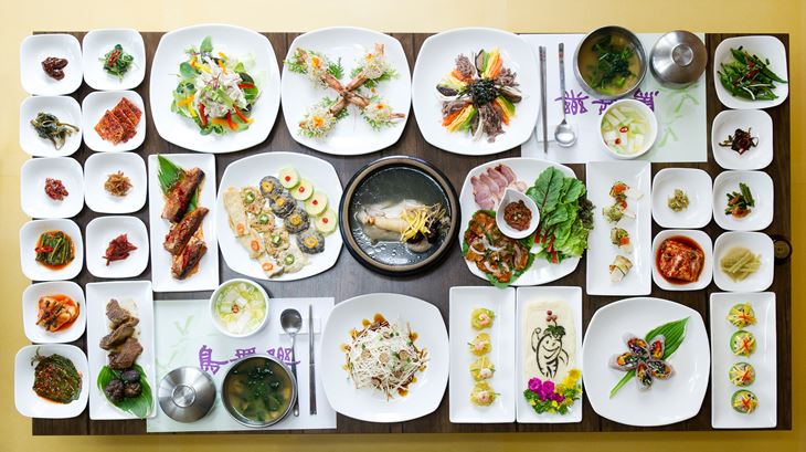 푸짐하게 차려진 인삼 한정식은 몸에 좋은 것은 물론이요, 그 맛도 좋다.