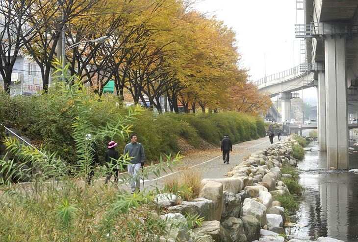 지역민의 골칫거리이던 홍제천은 이제 아름다운 쉼터가 되었다.