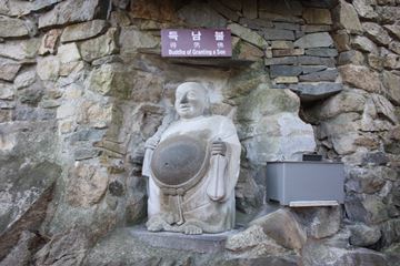 대를 잇고자 했던 수많은 사람들이 만진 득남불의 배