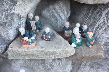 옹기종기 앉아서 참배객의 시선을 사로잡는 동자승