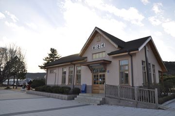 화본역은&nbsp;일본식&nbsp;건축 양식을 보여주는 간이역이다.