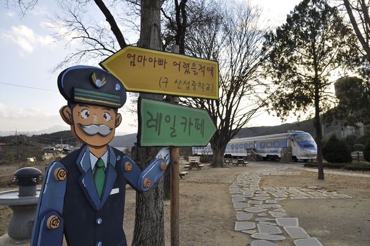 화본역 레일카페는 화본역 주변의 정취를 느끼고 차도 즐길 수 있는 휴게공간이다.