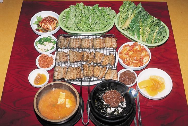 짚불구이 삼겹살을 주문하면 보통 쌈 채소, 된장찌개가 함께 제공된다.