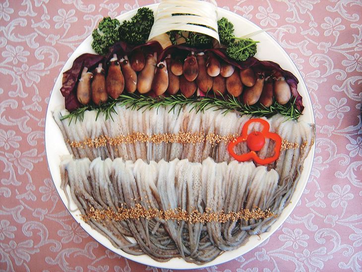 세발낙지는 나무젓가락에 돌돌 말아 초장을 곁들여 먹어야 제맛이다.