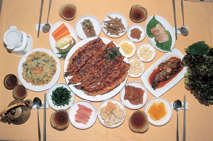 명산장어구이는 특히 기력 회복에 좋은 것으로 알려져 있다.