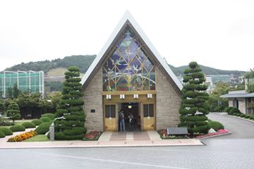 근대건축 양식이 돋보이는 UN기념공원 내 추모관의 모습이다.