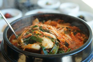 단양의 쏘가리는 아삭한 식감과 신선한 맛으로 미식가들 사이에서 유명하다.