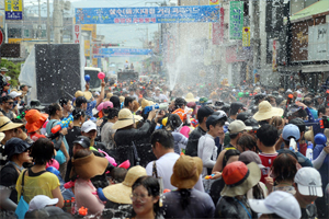 장흥 물축제, ‘무더위 독립’ 살수대첩 퍼레이드!