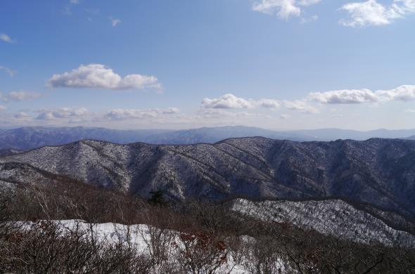 주억봉 앞에 제대로 자리 잡은 개인산 능선