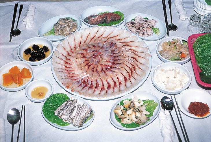 >도리포 숭어회는 자연산을 이용하여, 다른 지역의 숭어보다 맛과 향이 뛰어나기로 유명하다.