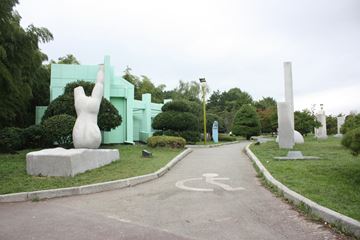 UN기념공원 인근에는 UN조각공원이 조성돼 있다.