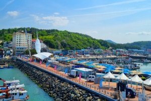 강진군, 마량항이 변했다! 새로워진 놀토수산시장 12일 개장