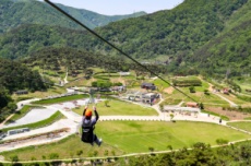 정읍시, 자연과 스릴을 동시에...구절초 짚와이어 개장