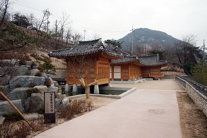 한옥에서 모락모락 문학의 향기, 청운문학도서관